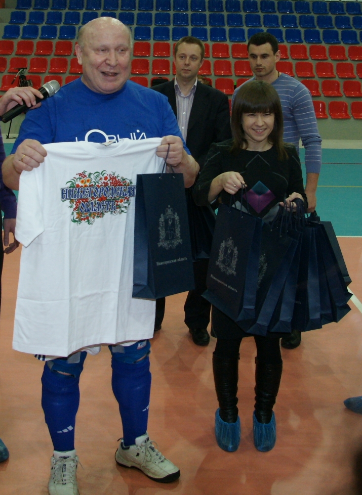 The Governor hands out government gifts to the NewNN bloggers selected for their first meeting with him