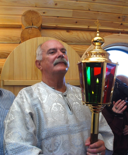 Nikita Mikhalkov conducts an Orthodox ceremony in the village of Shchipachikha