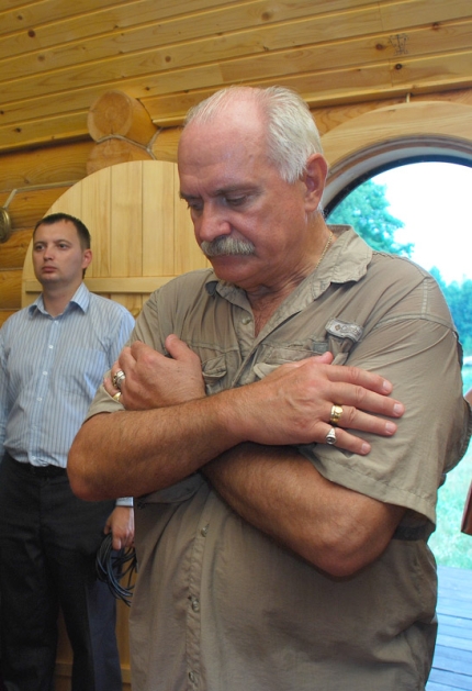 Nikita Mikhalkov at prayer