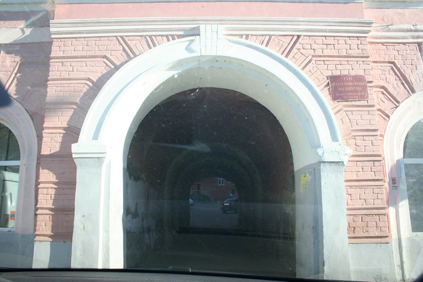 The archway on Rozhdestvenskaya Street (house 40), the entrance to the club's inner courtyard
