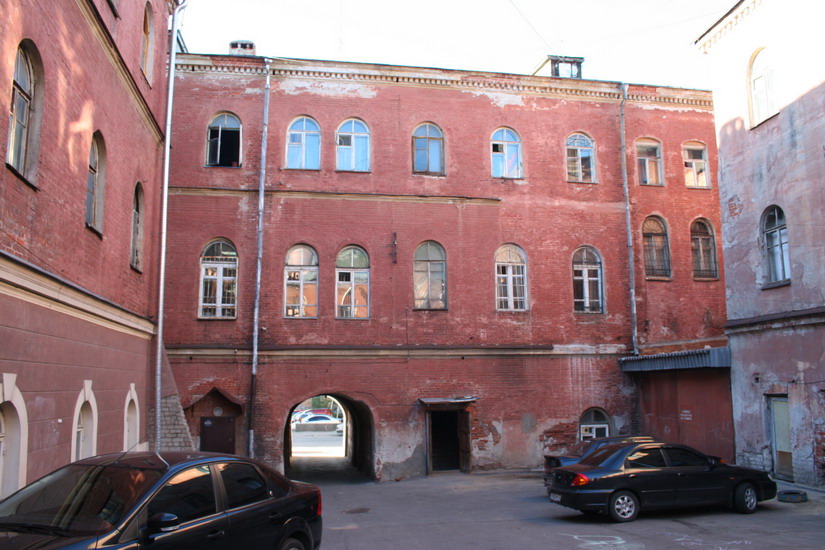 The courtyard on Rozhdestvenskaya Street, where the club is located