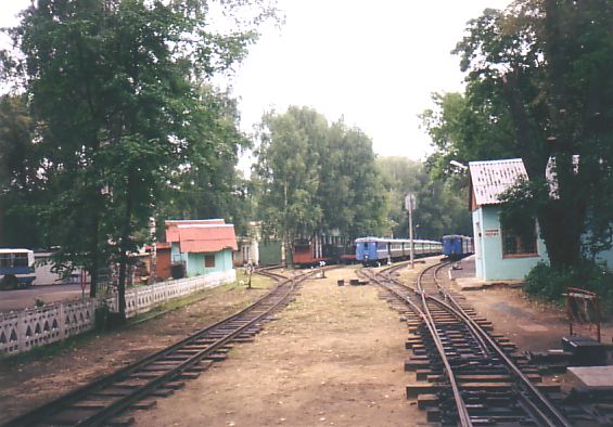 Rodina station. View from the south side, through the gates that bar entry to the grounds on "non-operating" days. 18.07.2004