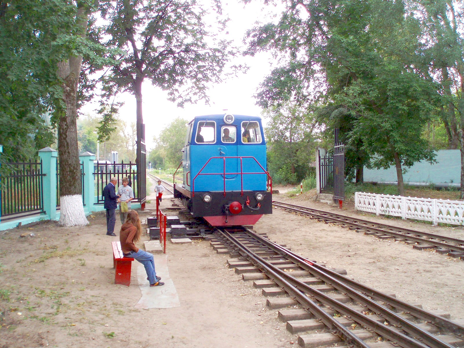 TU7-2567 diesel locomotive near the gates of the Rodina station grounds. 21.07.2007