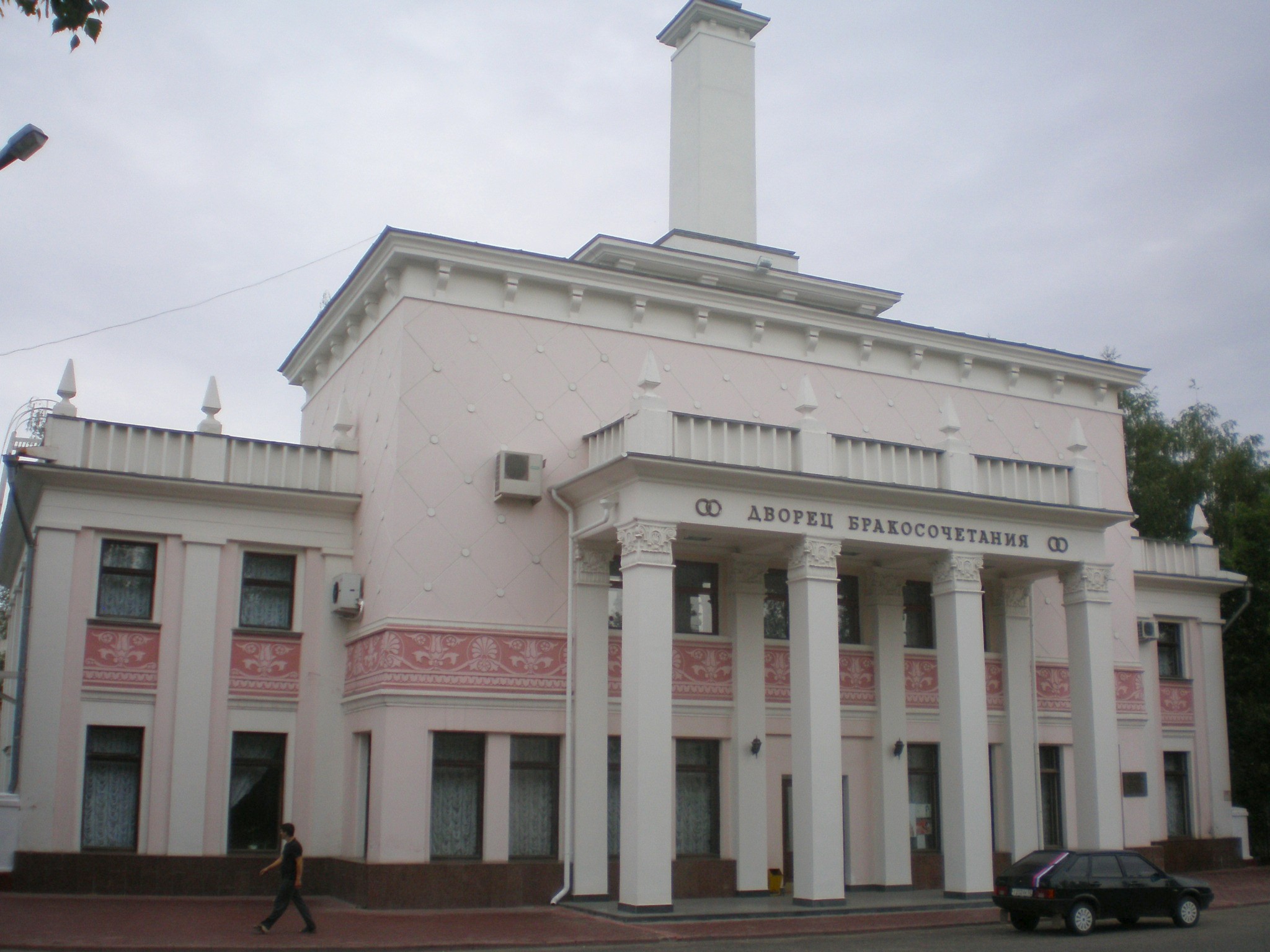 Station building at the former Schastlivaya station of the Gorky Children's Railway (now a wedding palace). 29.06.2008