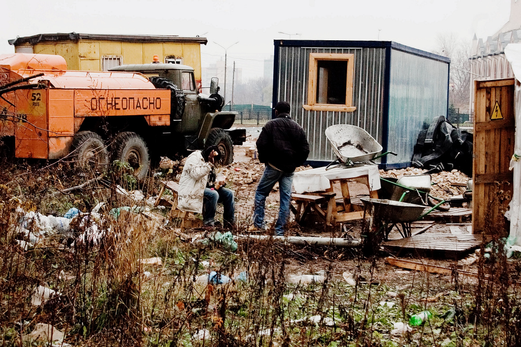 Nizhny Novgorod Black construction workers. A fuel tanker, a wheelbarrow, a loaf of bread, a campfire