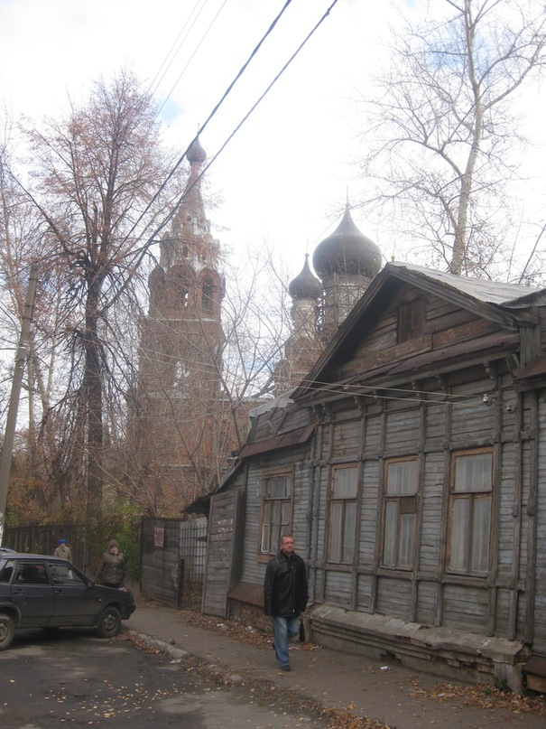 A typical view of the Historic Center of Nizhny Novgorod. The corner of Ostrozhnaya Street (now Gorky Street ) and Labor , a little further from the "Sale" booth, is Spassky Church