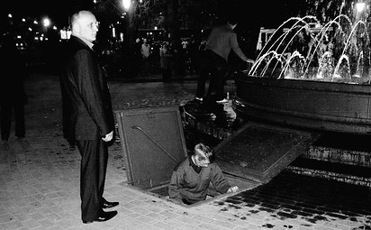 The municipal enterprise "Vodokanal" repairing the fountain that succeeds Delvig's fountain. Minin and Pozharsky Square, April 28, 2009