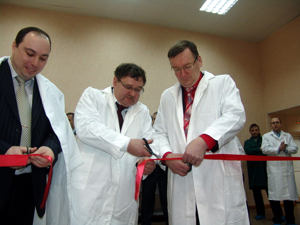 Nikolay Sataev (far right) opens the selective soldering line at the Rikor Electronics plant (formerly "JSC City of Arzamas Radio Components Plant")