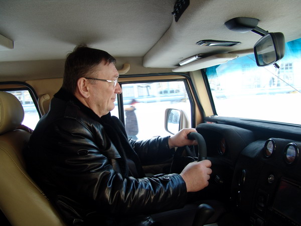 Nikolay Sataev inspects the civilian version of the domestically produced "Tigr" off-road vehicle. Photo by NIA "Nizhny Novgorod"