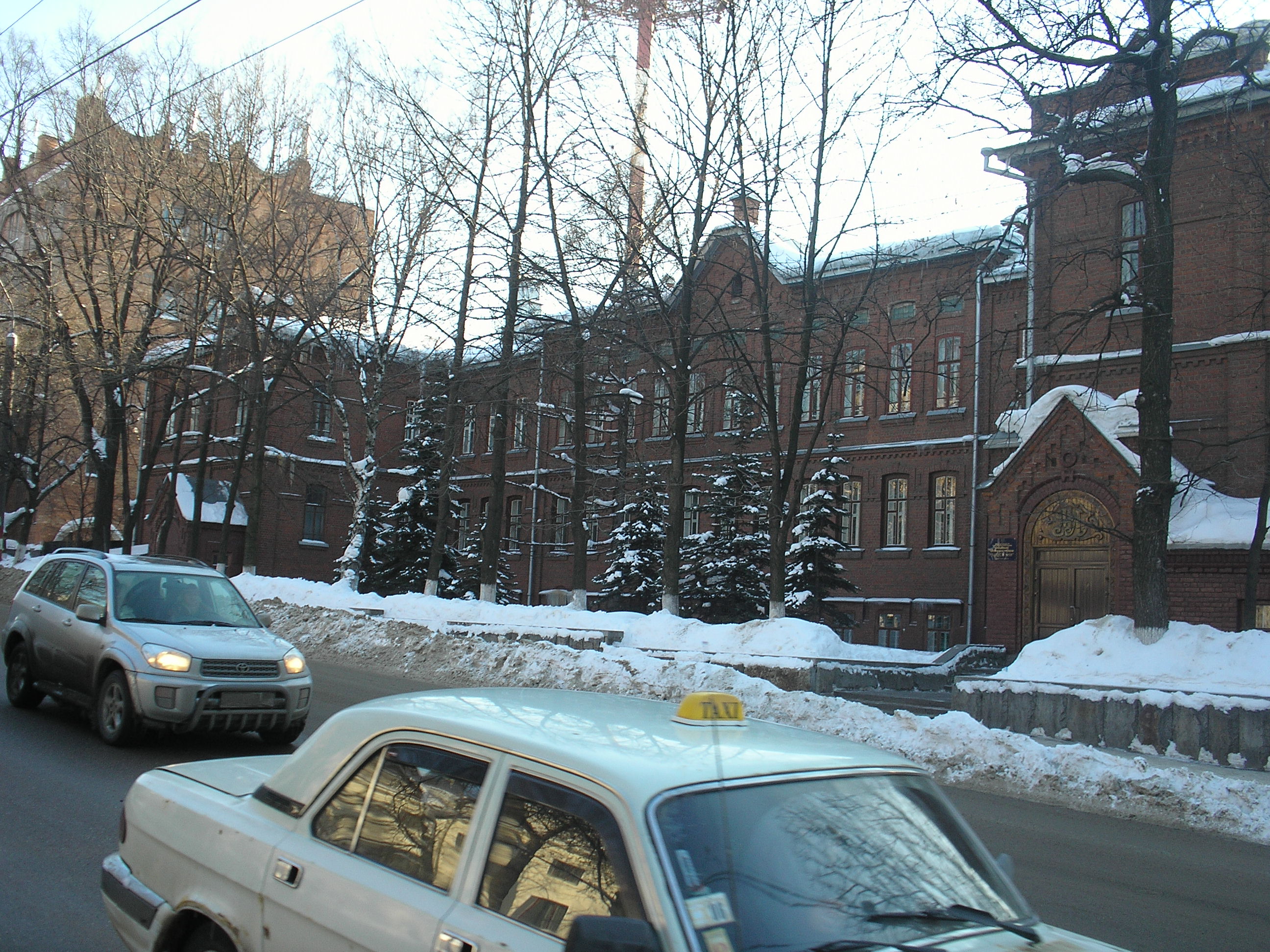 Vaneev Street, Nizhny Novgorod Technical Lyceum . Across the road — the Opera Theatre and Freedom Square