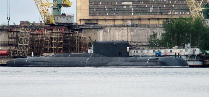 Research submarine Project 20120 B-90 "Sarov". Severodvinsk, June 2009. (Photo by S. Ustinov, http://forums.airbase.ru )