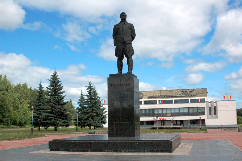 Памятник Чкалову