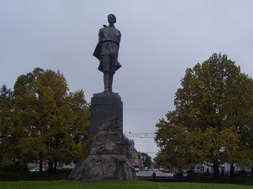 Памятник Горькому на пл.Горького