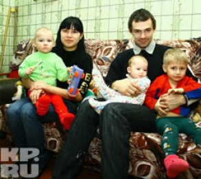 Sergey Pchelintsev with his wife and three children. Photo by Komsomolskaya Pravda