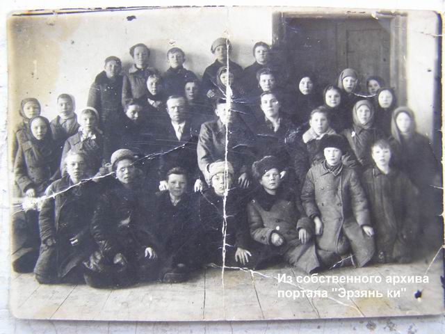 Pupils of the Pikshen school, late 1940s (Tonavlitsyat Pikshnyan tonavlitya kudon)