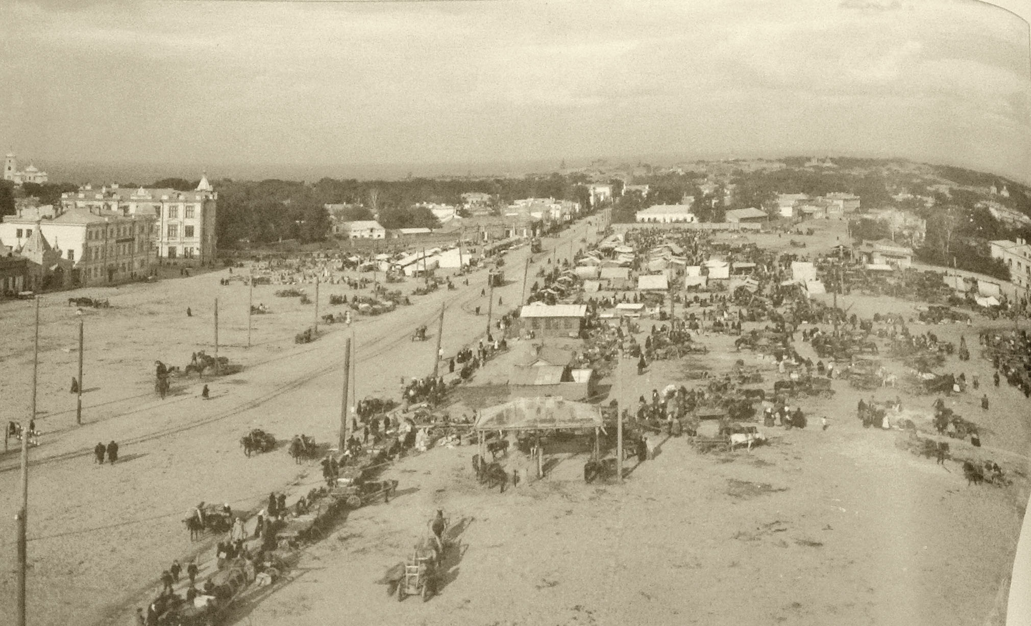 Before the revolution, Gorky Square was called "Polevaya"