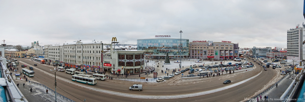 Revolution Square in daytime. Photo by Alexei Lifanov