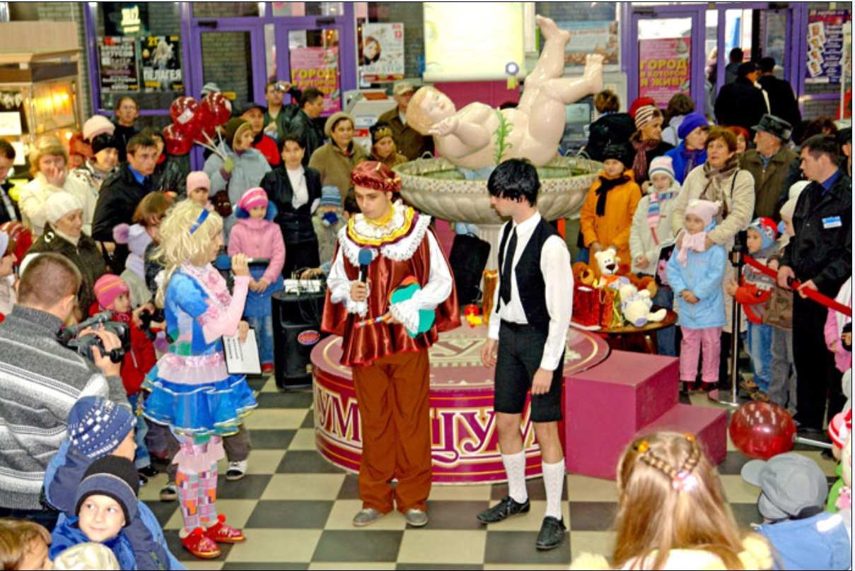 On October 19, 2010, the best artists were awarded at the Central Department Store near the monument