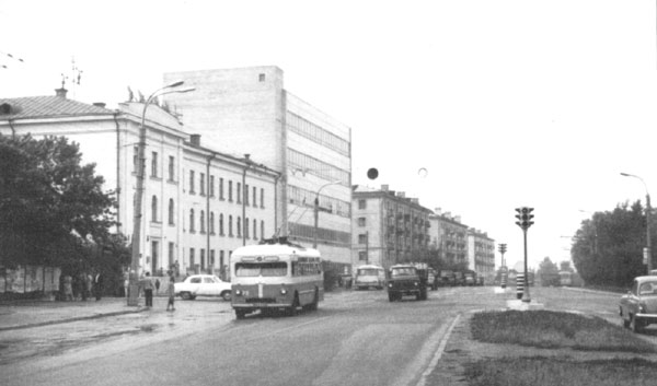 Троллейбусное сообщение на проспекте Гагарина, нач. 1960-х гг.(?) Телефонная станция, ныне - остановка "Автовокзал"