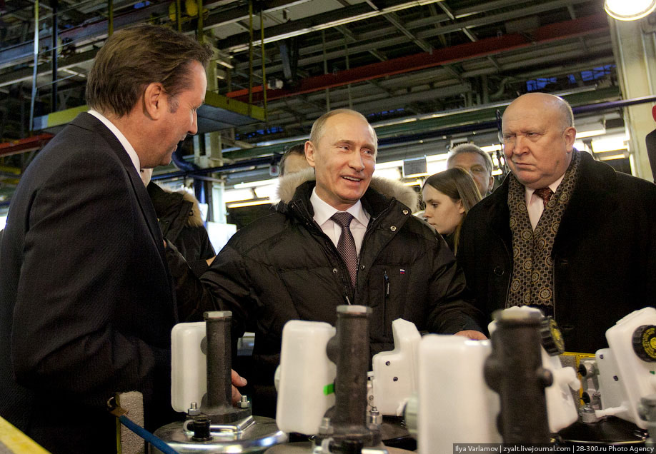 Putin and the Nizhny Novgorod Valery Shantsev in the assembly shop GAZ , December 2010. Photo Zyalt