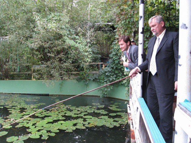 Mayor of Nizhny Novgorod Bulavinov and city Administration press secretary Roman Skudnyakov fishing for river fish