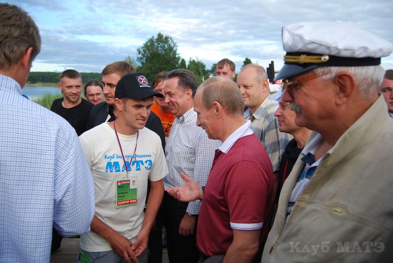 Putin and Mikhalkov meet a representative of the MATE Club . Seliger-2009