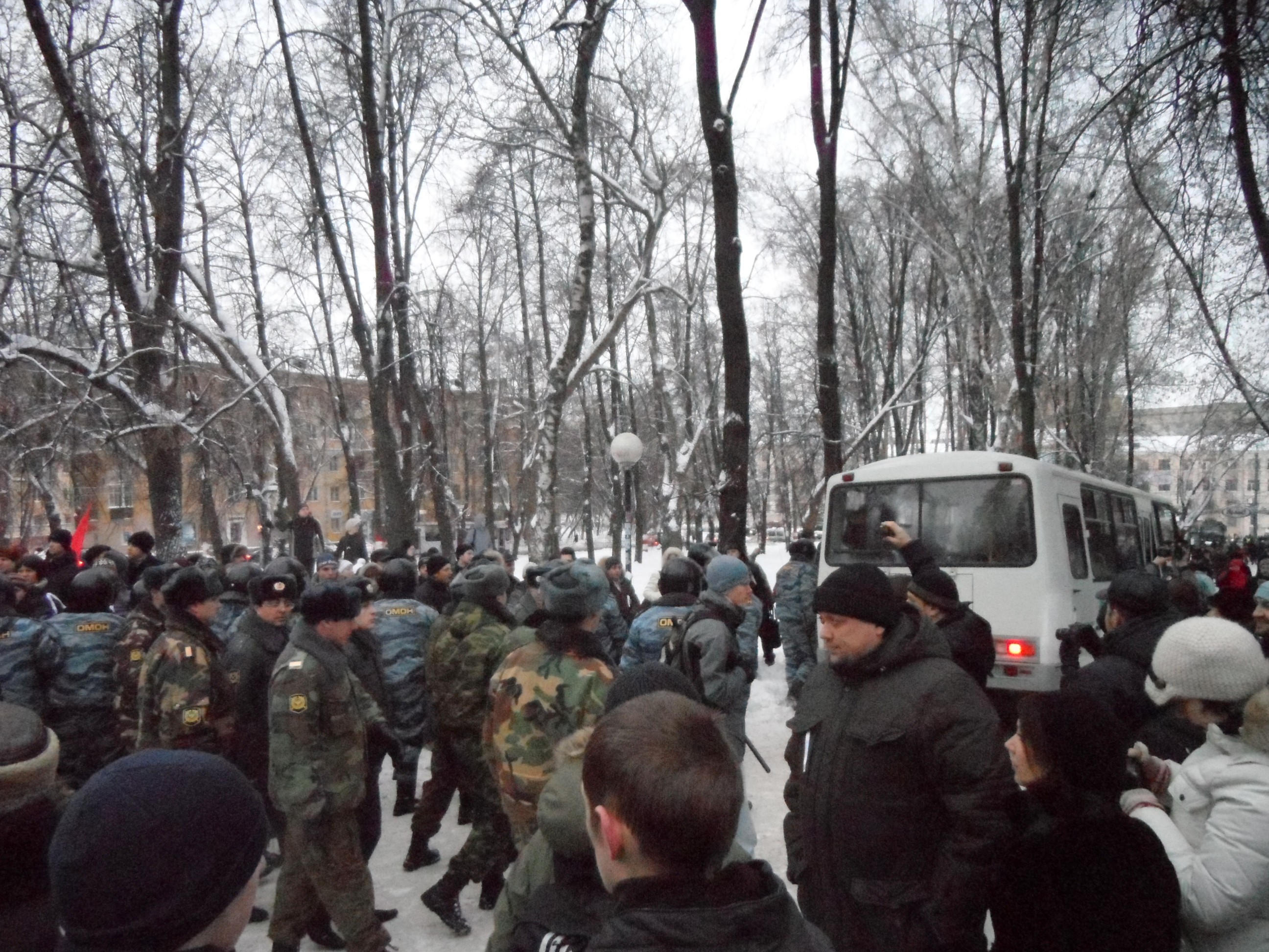 Once the demokrabus is full, the police escort it to one of the district police stations. Nizhny Novgorod , Freedom Square