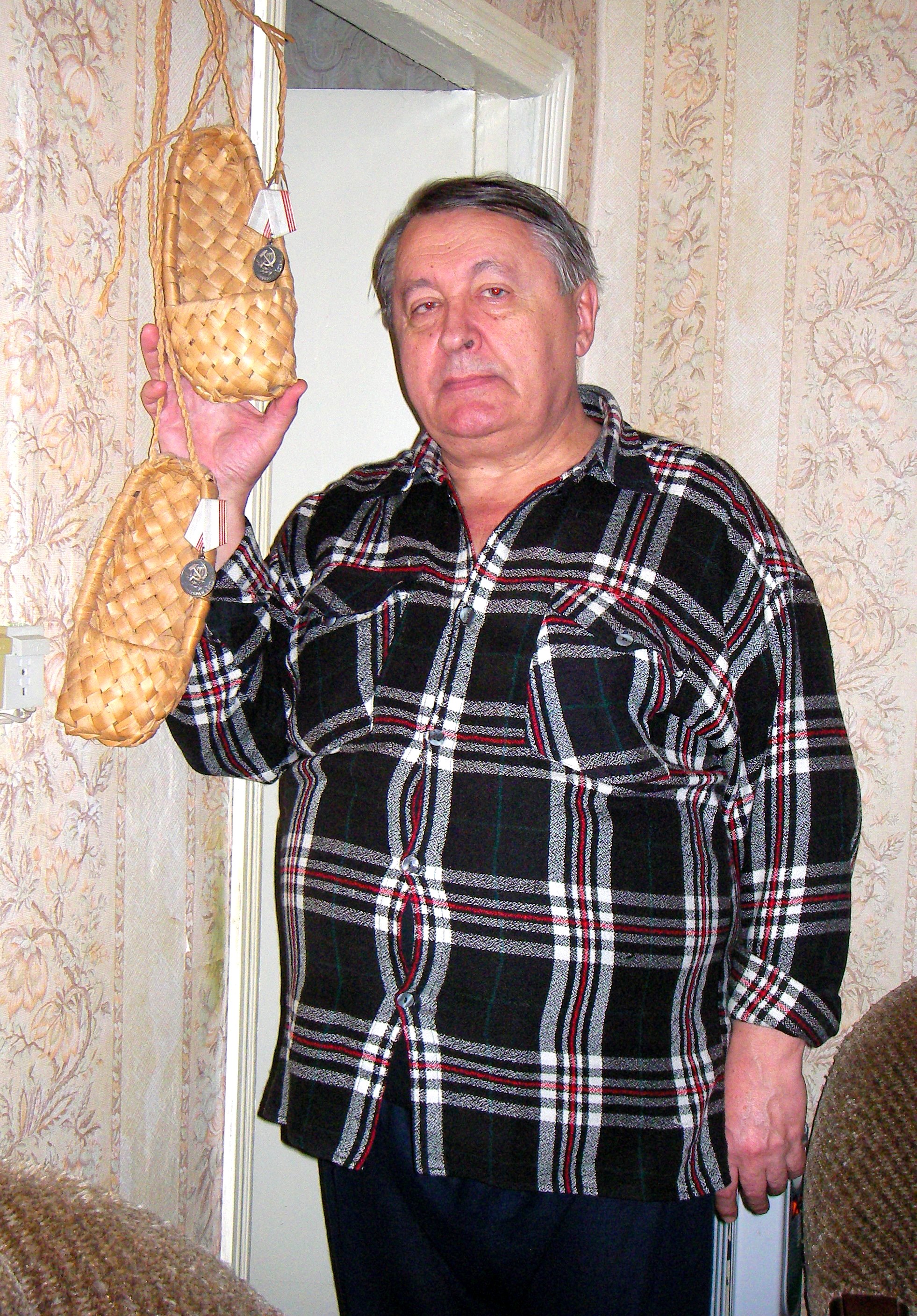 Владимир Пантелеев, профессиональный диссидент, в день 65-летия. Наградные лапти с медалями "Ветеран труда"
