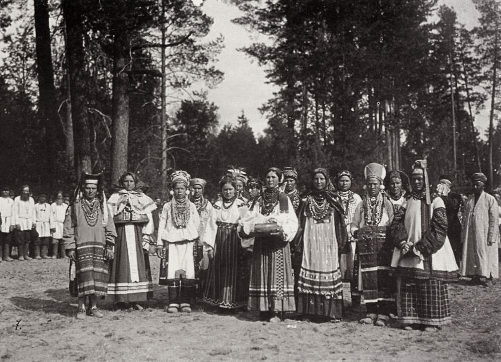 Residents of the environs of city of Sarov preparing to welcome the Emperor. 1903
