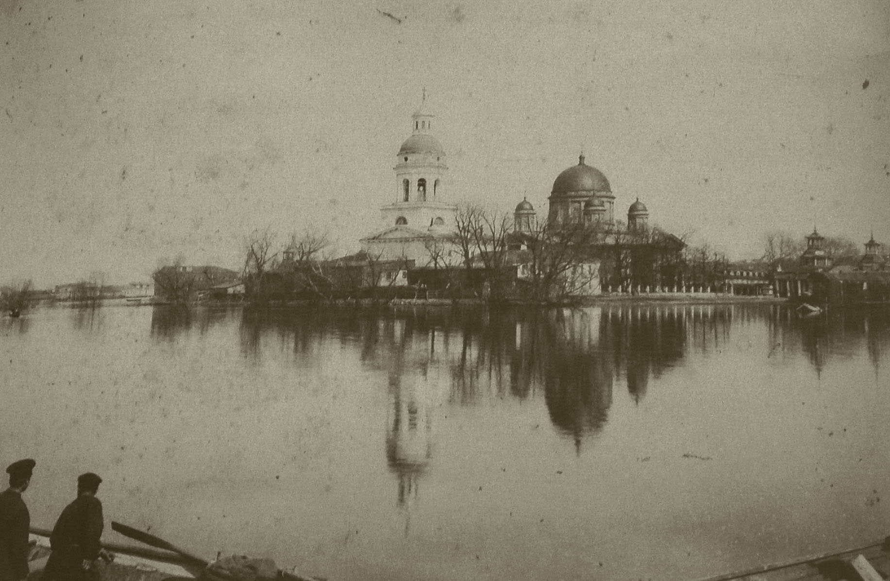 The Staroyarmarochny Cathedral during the flooding of the Oka