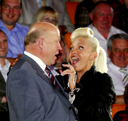 Performing a song with Laima Vaikule at his own anniversary celebration at the Nizhny Novgorod Circus . Photo by the governor's press service