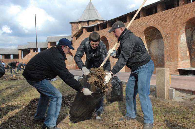 Valery Shantsev (far right) at a subbotnik in the The Kremlin . Photo by the press service