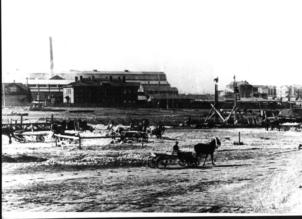 Construction of the Stankozavod begins. 1930