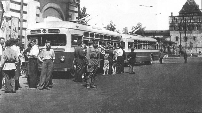 June 27, 1947. Opening of trolleybus service in City of Gorky . In a few seconds the ribbon will be cut and the FIRST trolleybus will set off. Only four trolleybuses ran on the ina