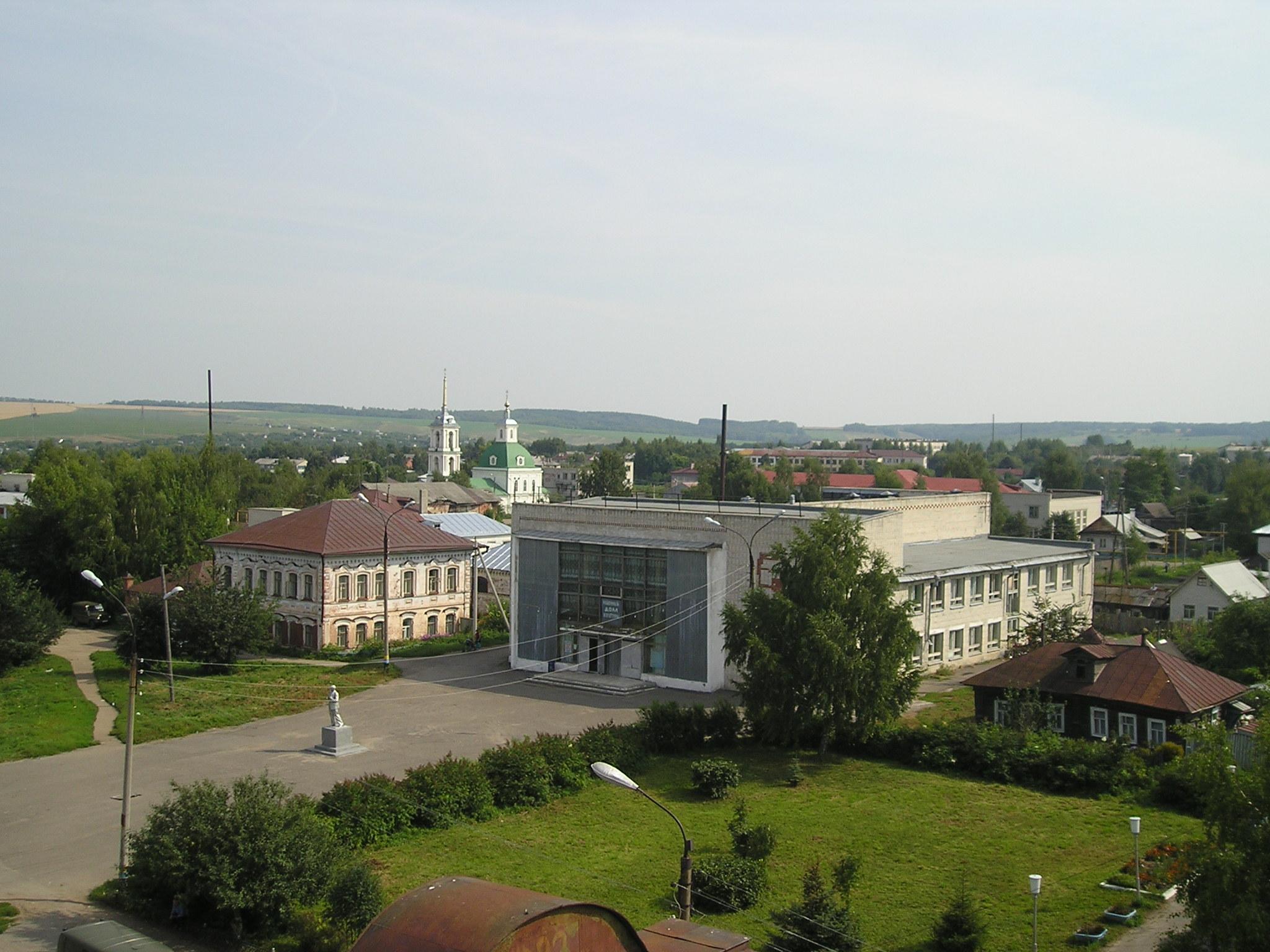 The central square of the settlement of Bolshoe Murashkino