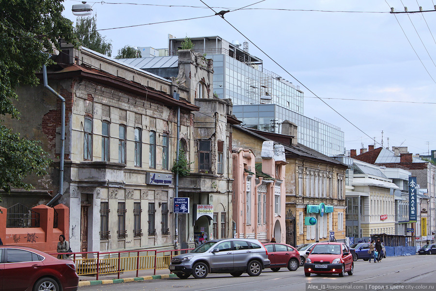 Contrasts of the street