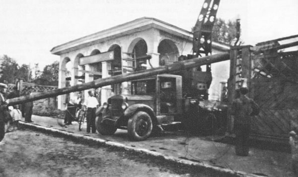 Installing trolleybus overhead line poles in the Zarechka (riverside) part of the city