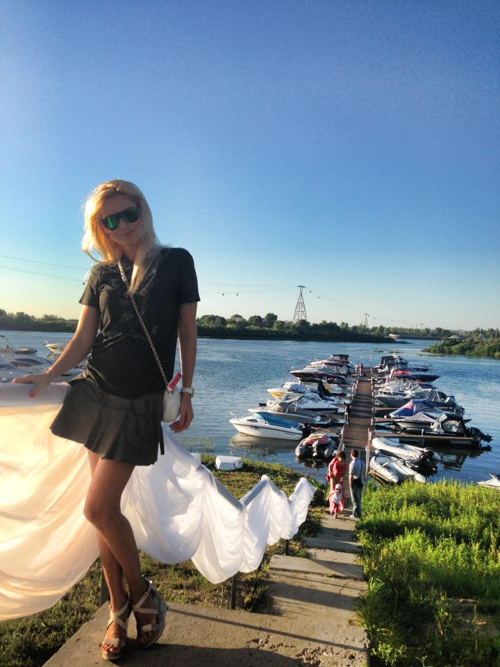 Anna Tatarintseva and a view of the Nizhny Novgorod Cable Car to Bor