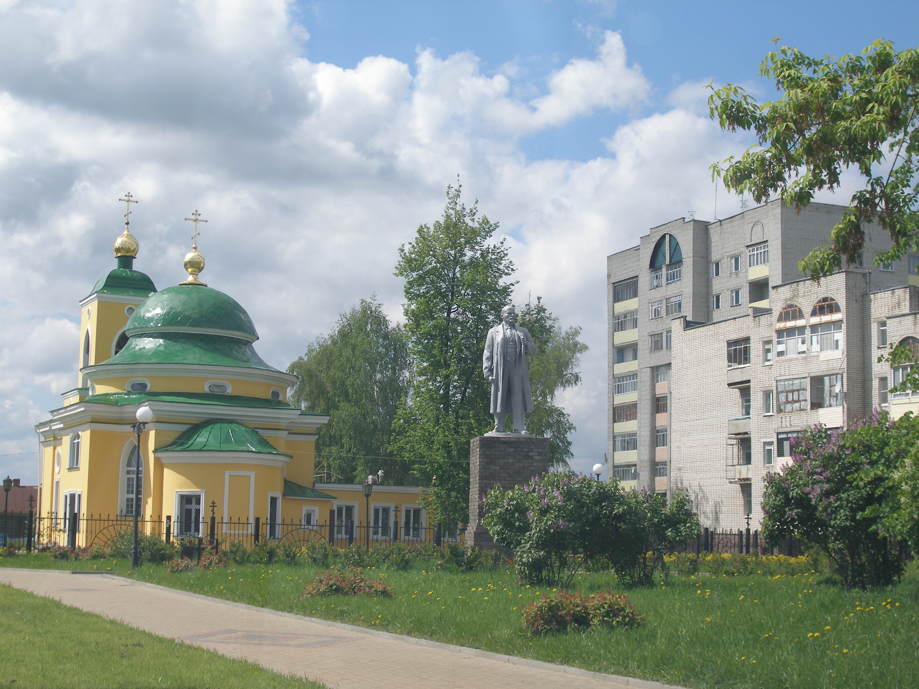 Sovetskaya Square in Vyksa. Lenin Monument. Photo by Ilya Osipov