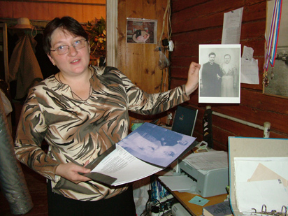 Galiya Yenalyeva shows archive records and old photographs of the head of the Nizhny Novgorod Ostrog)