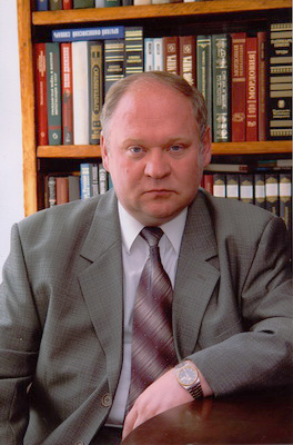 В.А. Юрчёнков в рабочем кабинете