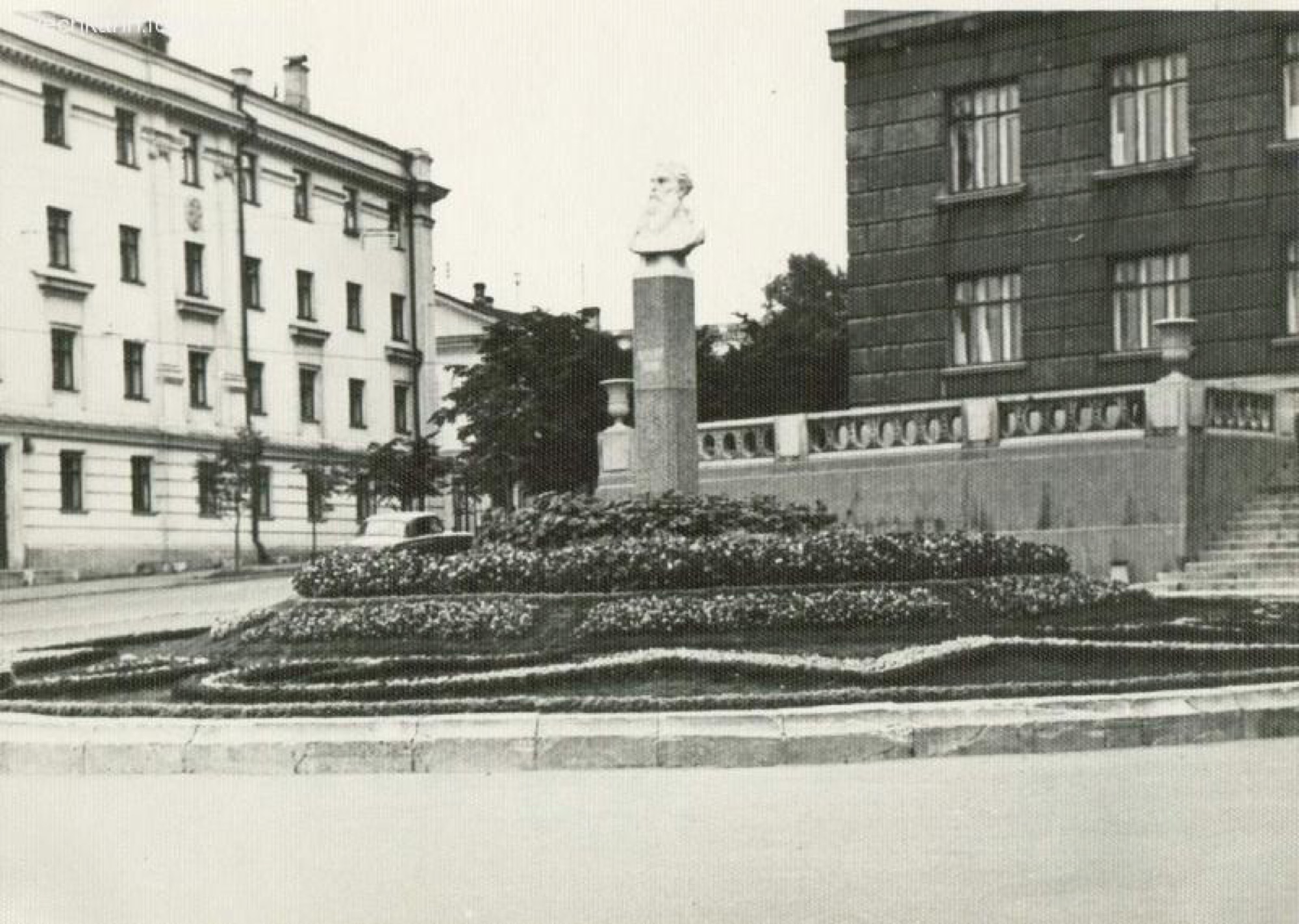 Бюст в сквере на площади Минина и Пожарского. Горький, 1960-е годы
