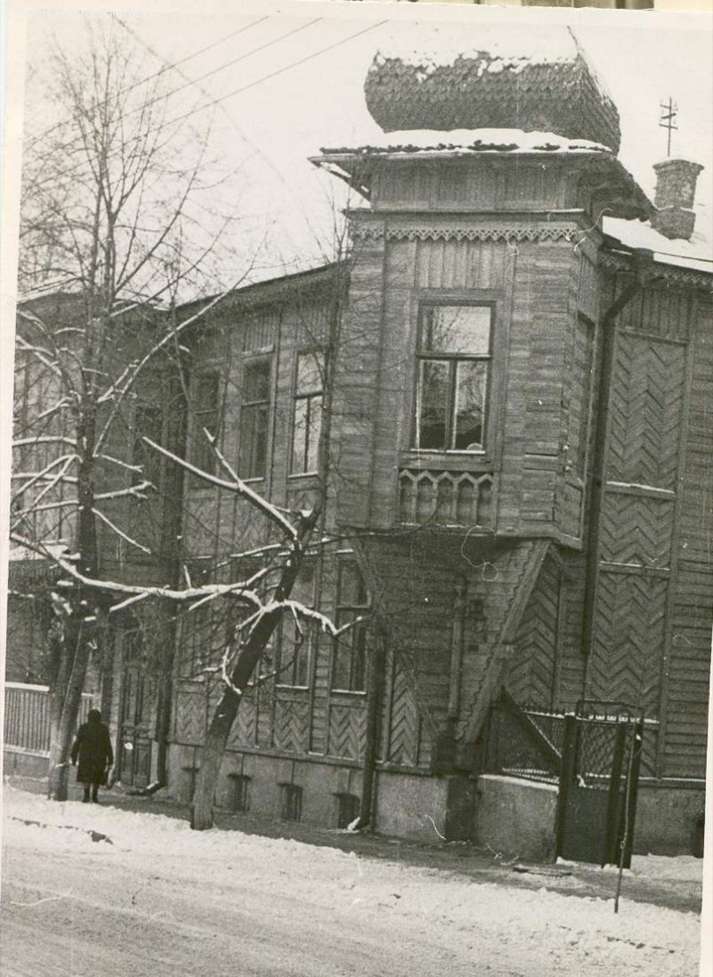Деревянный особняк с эркером зима 1960-е