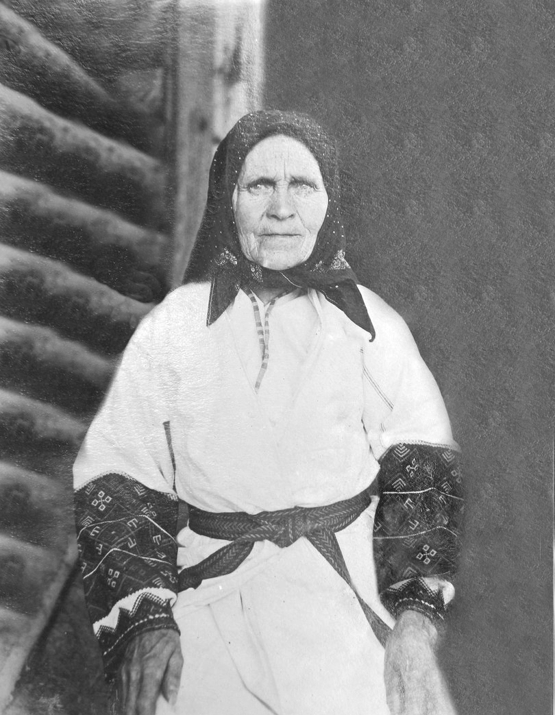 Елена Груздева из деревни Макраша в терюханском наряде: шушпан с вышитыми обшлагами и тканый пояс