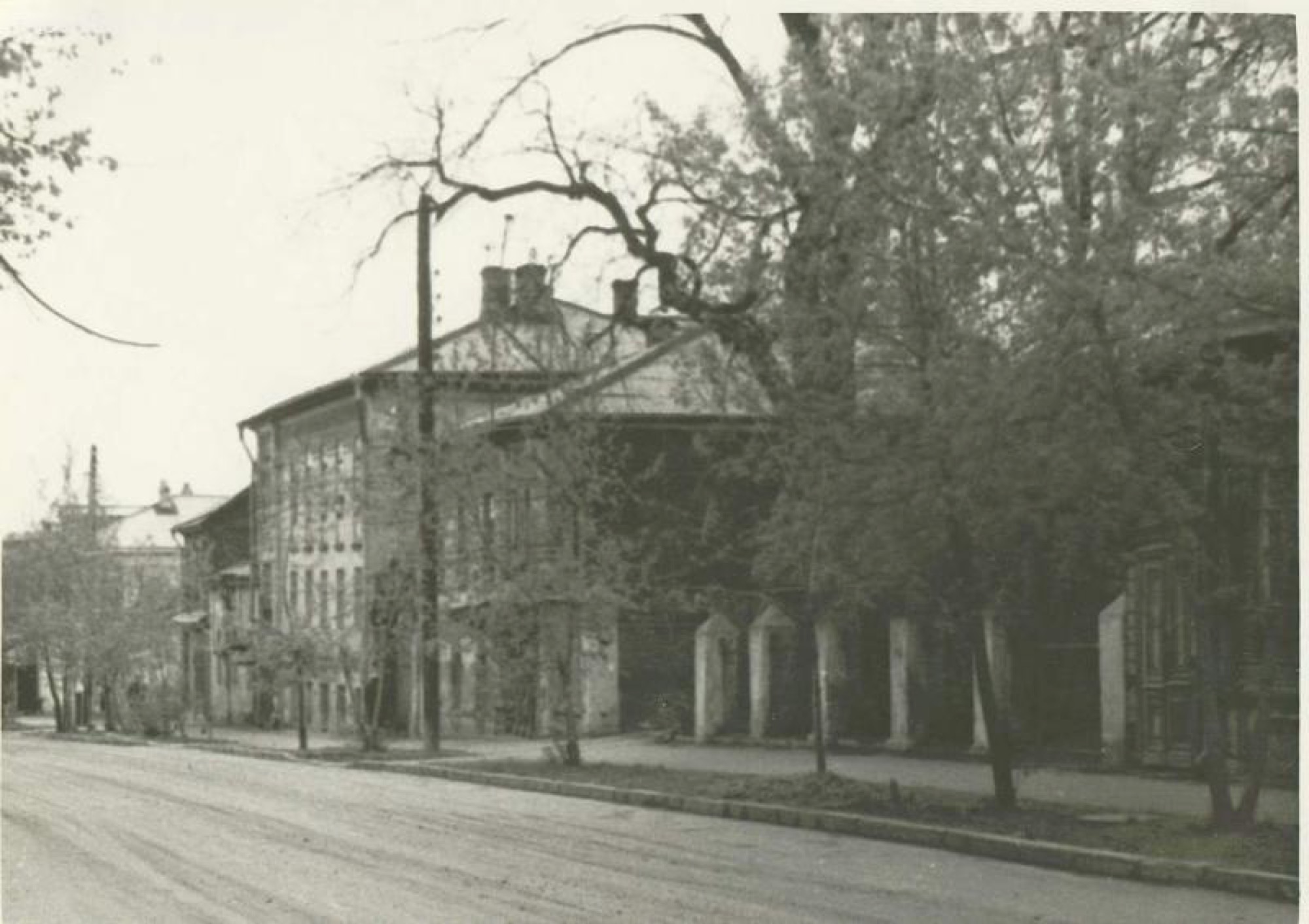 Городская улица, кирпичное здание с аркадой. Горький, 1950-е