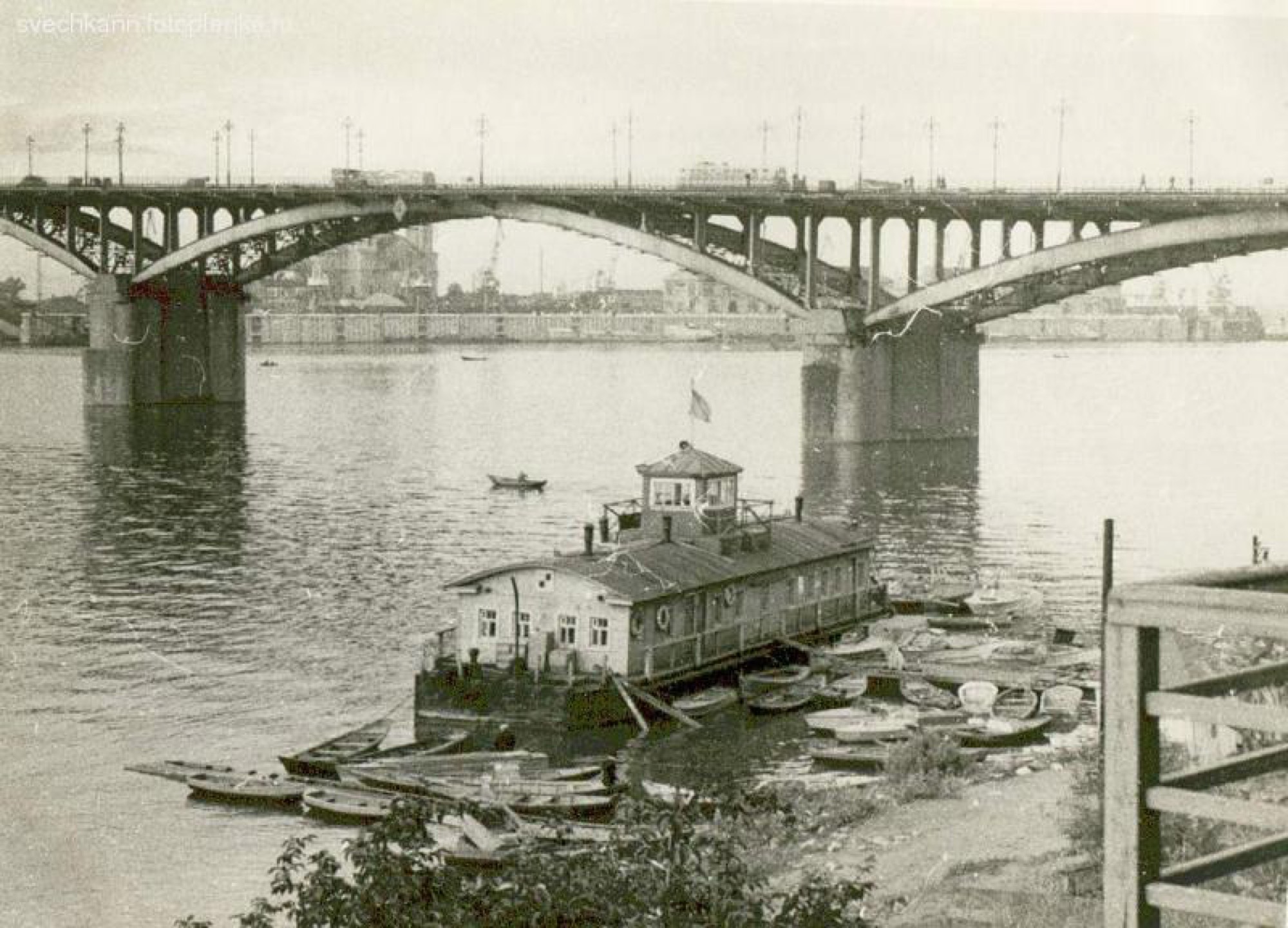 Kanavinsky Bridge, boat station