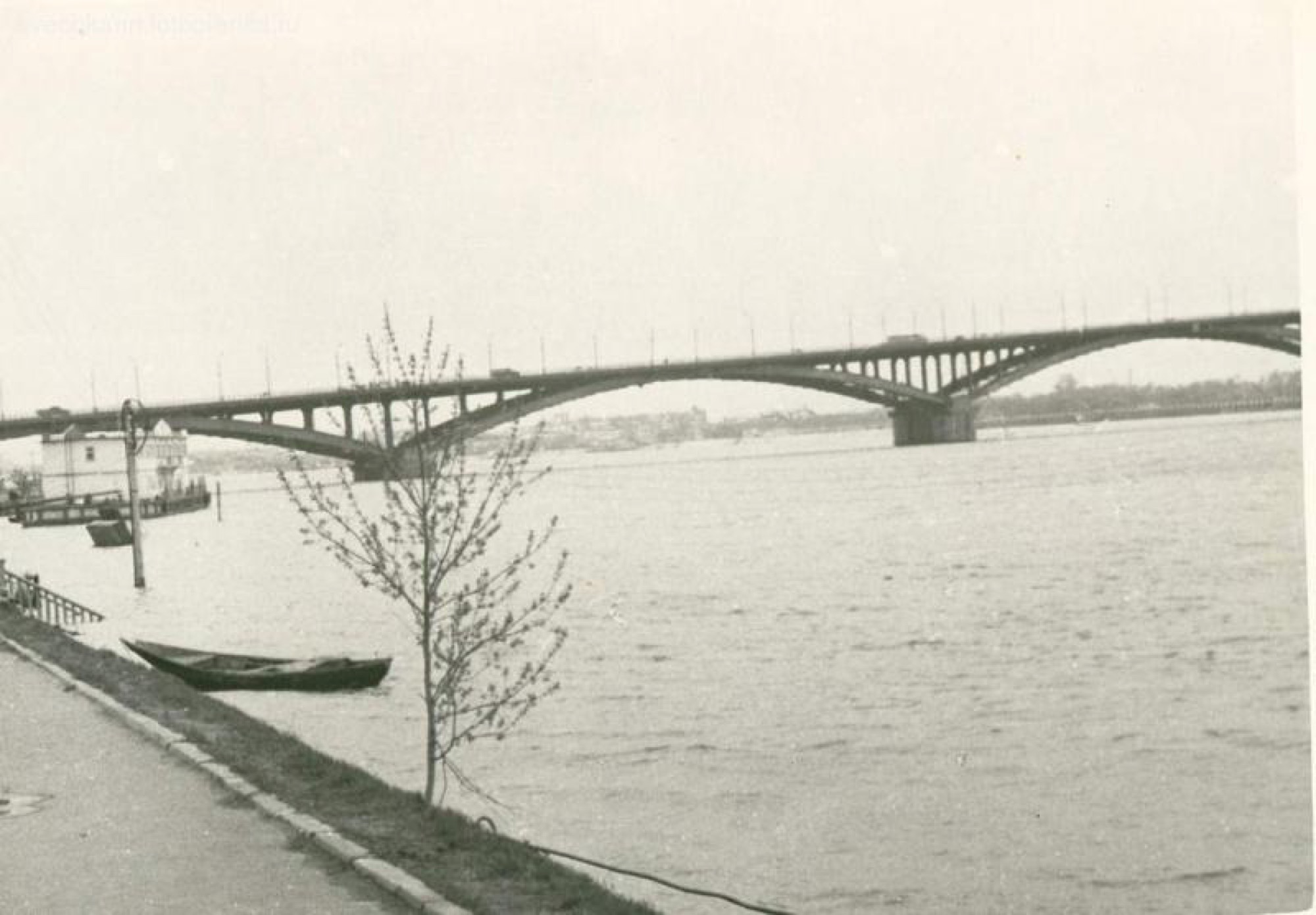 Kanavinsky Bridge, Oka embankment