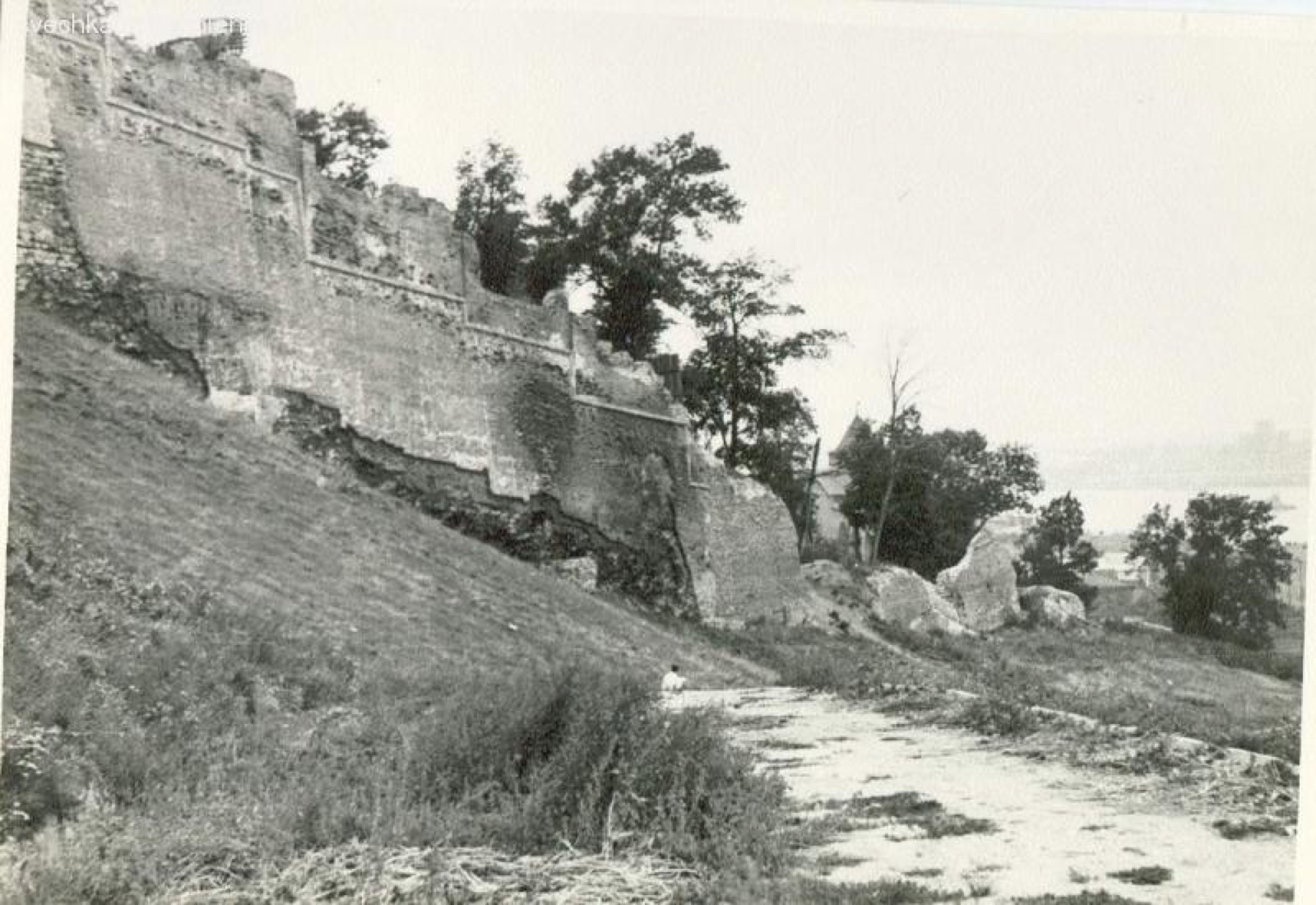 Разрушенный участок кремлёвской стены на откосе. Горький, 1930-е годы