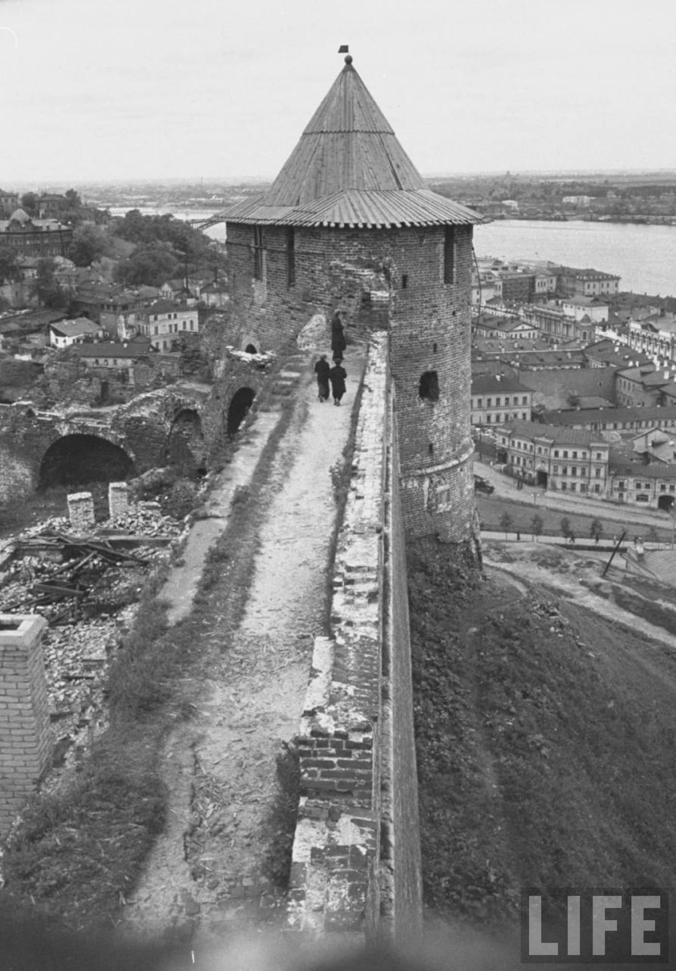 Кремлёвская стена и башня, вид на город. Горький, 1950-е
