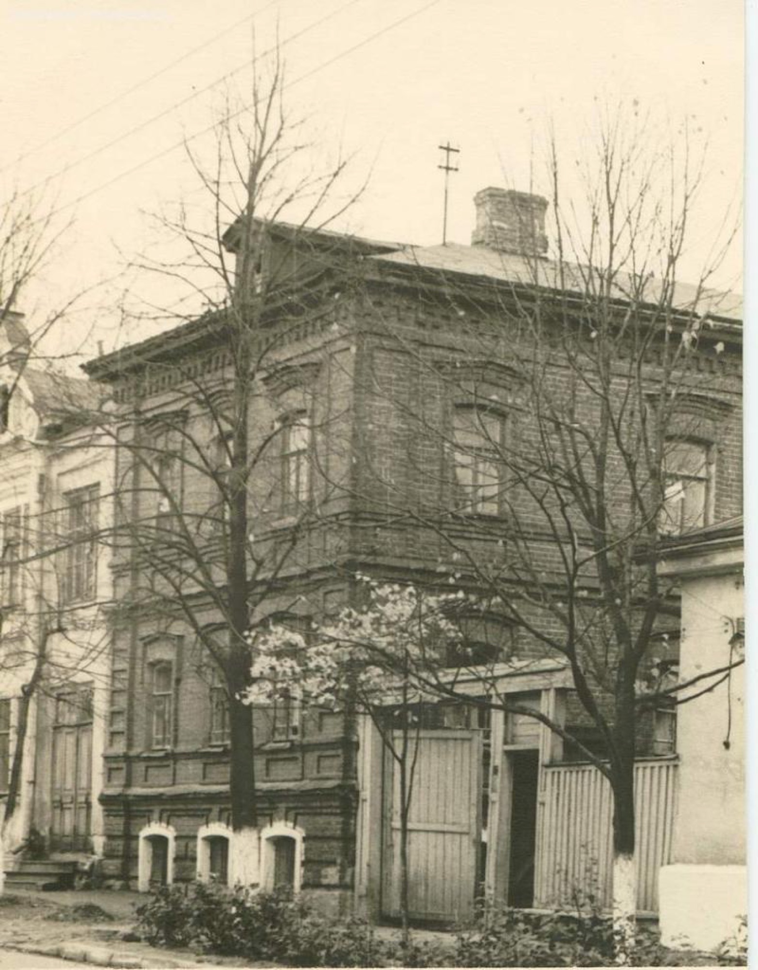 Merchant's brick house, street